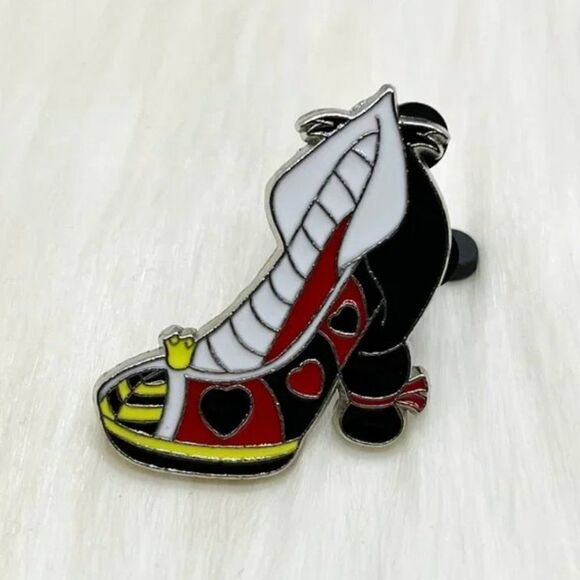 🔮 5/$25‎ Disney Alice in Wonderland Queen Of Hearts High Heel Pin - Picture 1 of 3